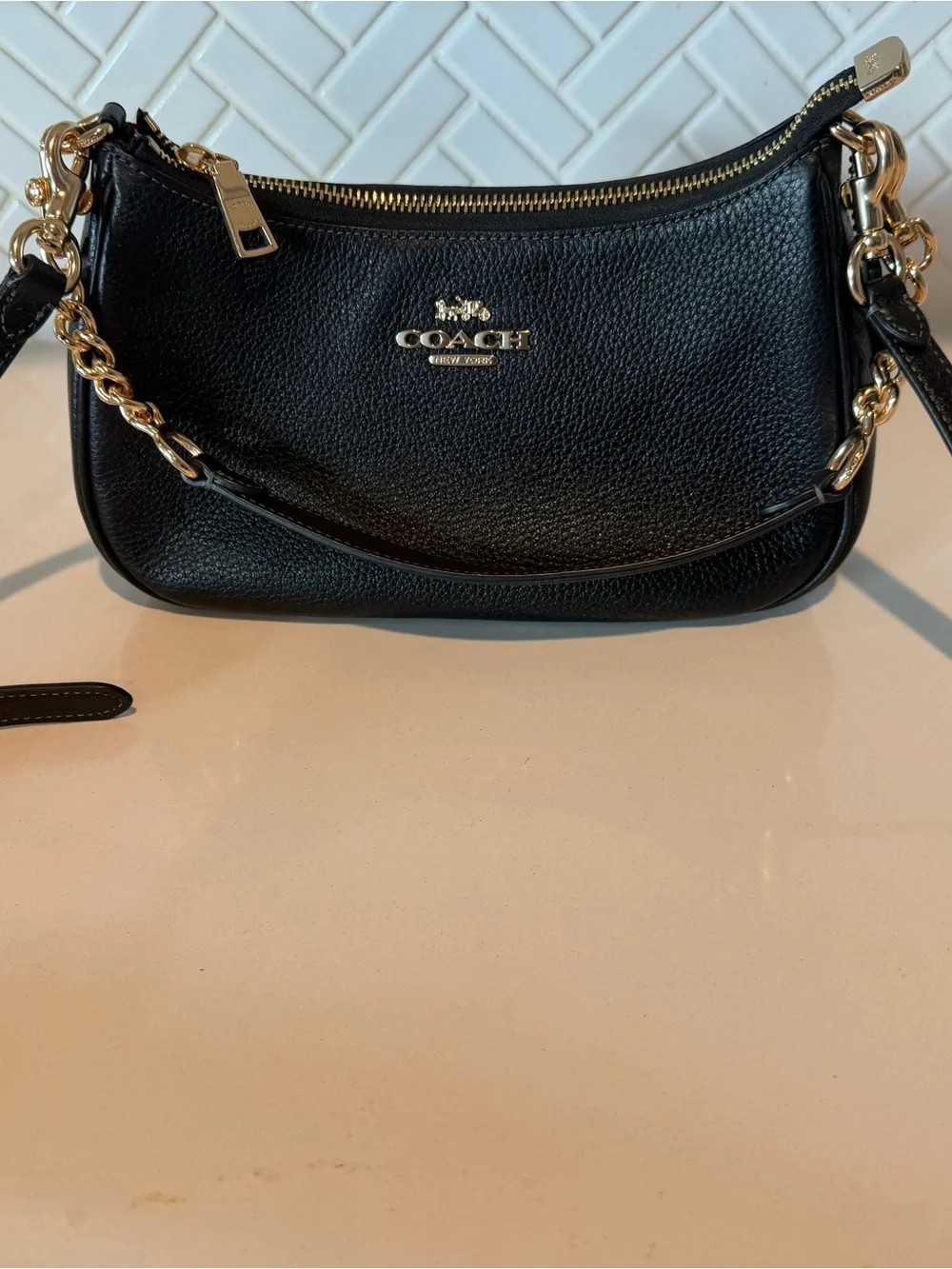 Authentic Coach Teri Shoulder bag in black with gold chain with FREE keychains